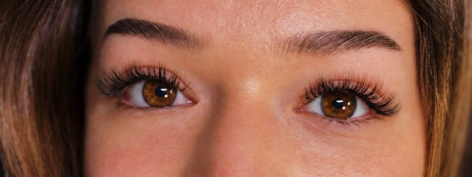 Nahaufnahme zweier Augen mit natürlich wirkender Wimpernverlängerung