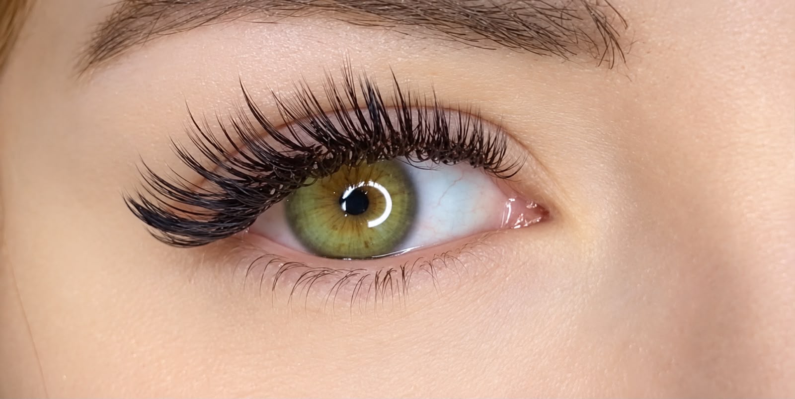 Grünes Auge mit geschwungener Wimpernverlängerung