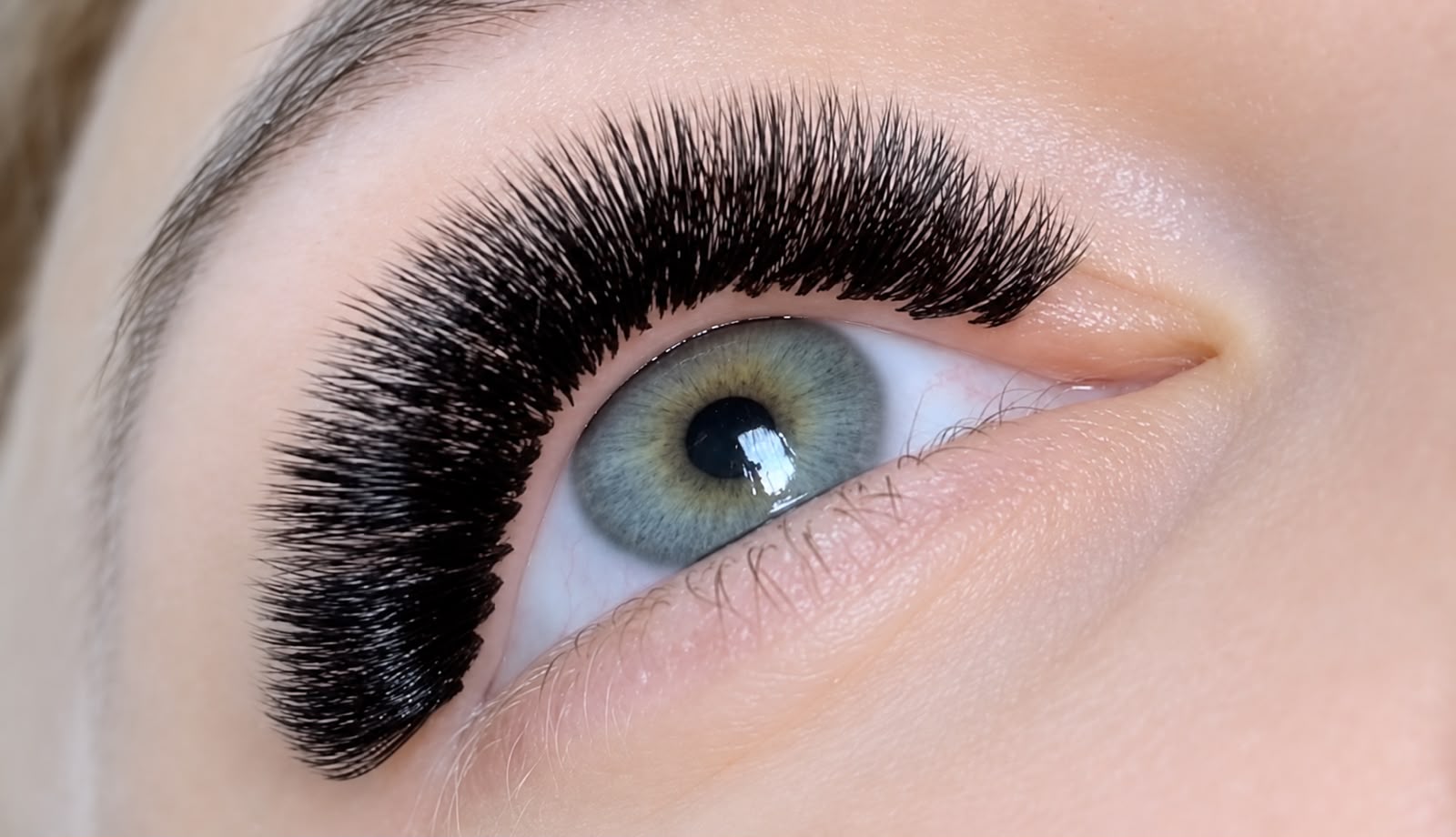 Nahaufnahme eines Auges mit voluminöser Wimpernverlängerung