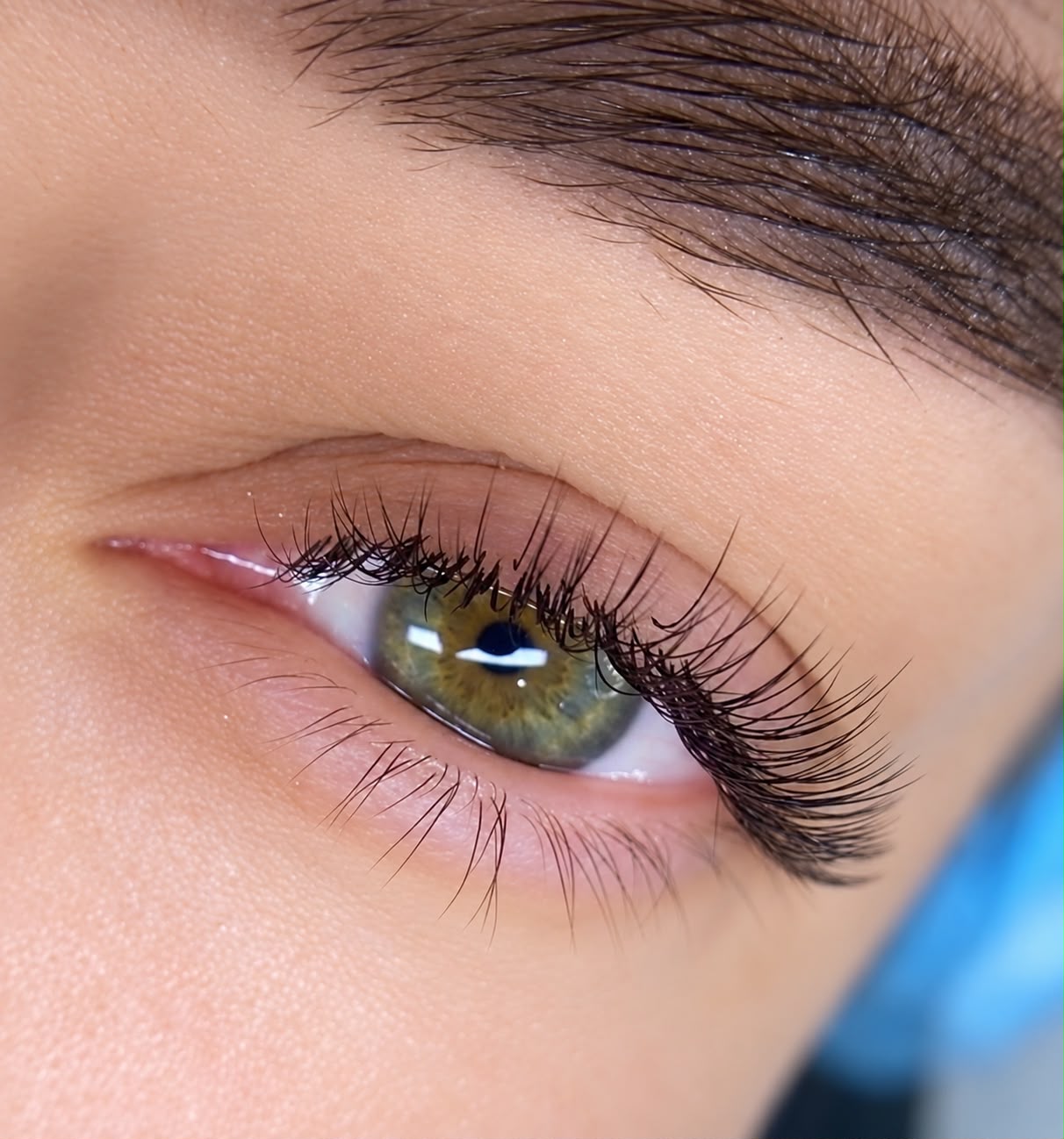 Grünes Auge mit natürlicher Wimpernverlängerung